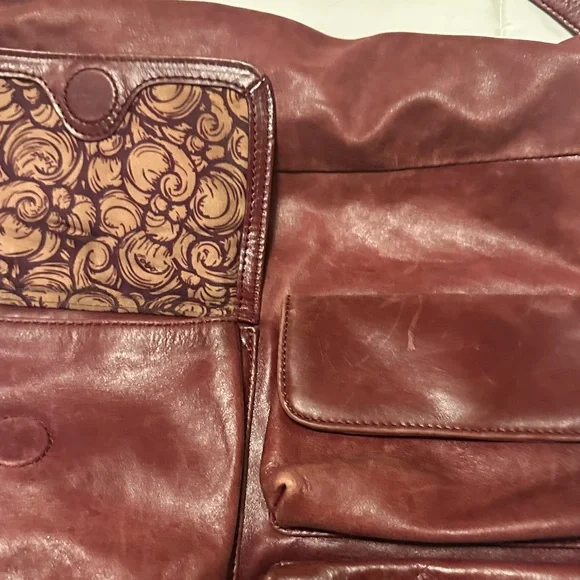 Elegant Burgundy Leather Shoulder Bag - Picture 4 of 8
